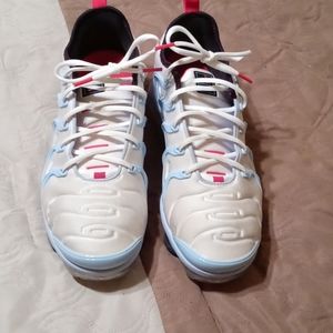 FLAWLESS NIKE VAPORMAX!!! UEC!!! Includes 2 shirts